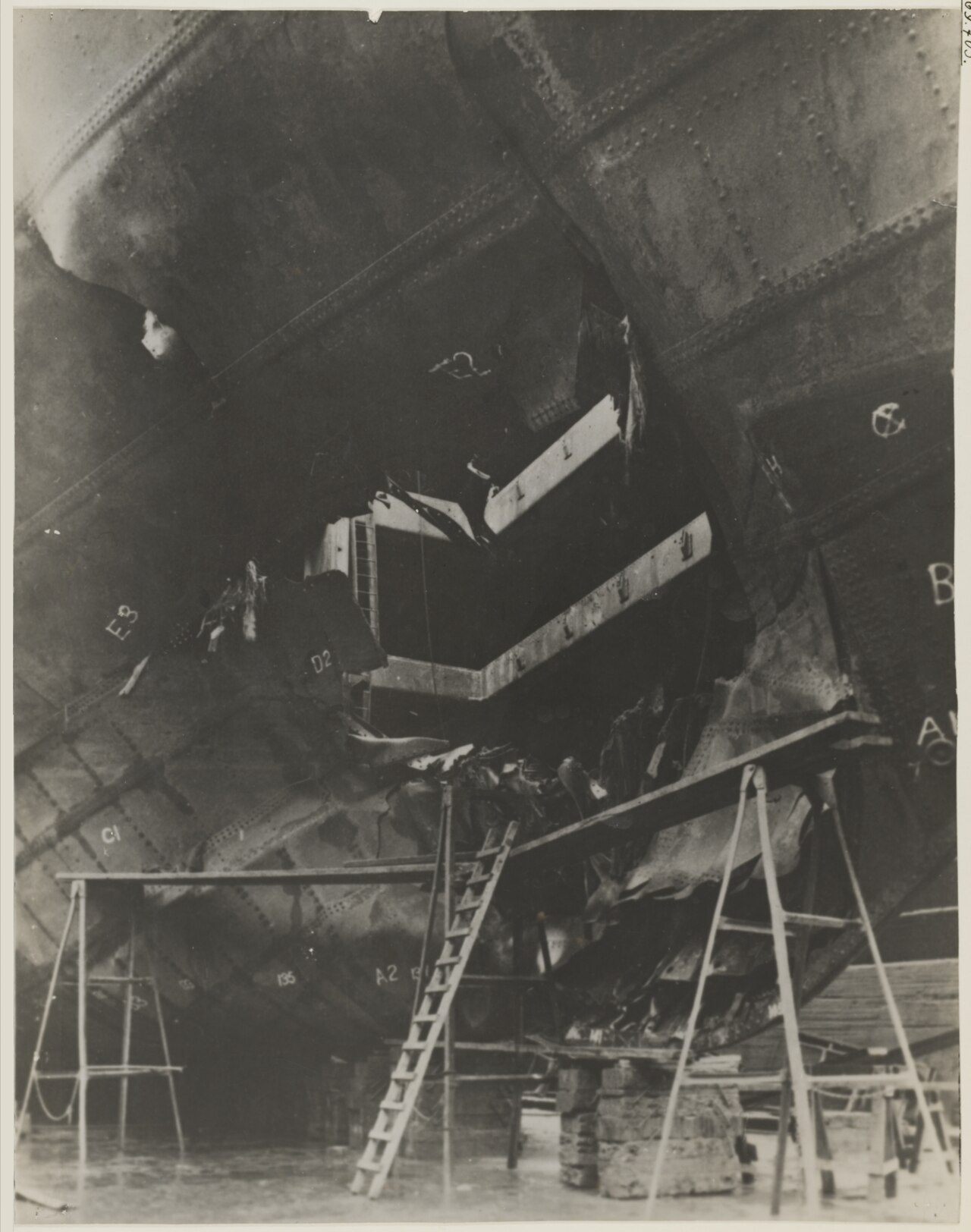 Damage to the Mokambo after the torpedoing of 2 June 1941. MAS Antwerp, Public domain.