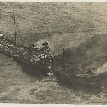 Le pétrolier à moteur belge Lubrafol en feu, le 5 septembre 1942