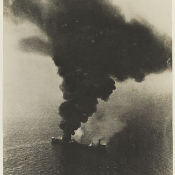 Le pétrolier à moteur belge Lubrafol en feu, le 5 septembre 1942