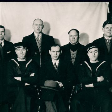 Overlevenden van de Emile Francqui; twee van hen dragen het mutslint van de Belgian Marine